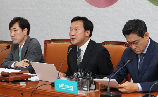 손학규 바른미래당 대표(가운데)가 3일 국회에서 열린 최고위원회의에서 발언하고 있다.  연합뉴스